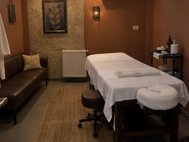 Deri kanepeli, halılı masaj odası — Poligon, Masaj Salonun