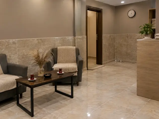 Koltuklu, mermer zeminli bekleme alanı — Poligon, Masaj Salonun